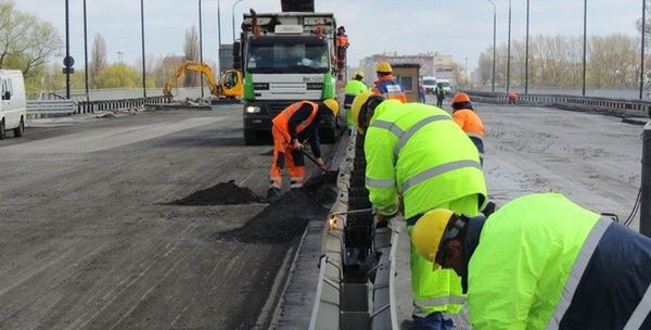 Opuszczą 600-tonowy fragment mostu Łazienkowskiego w Warszawie