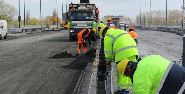 Opuszczą 600-tonowy fragment mostu Łazienkowskiego w Warszawie