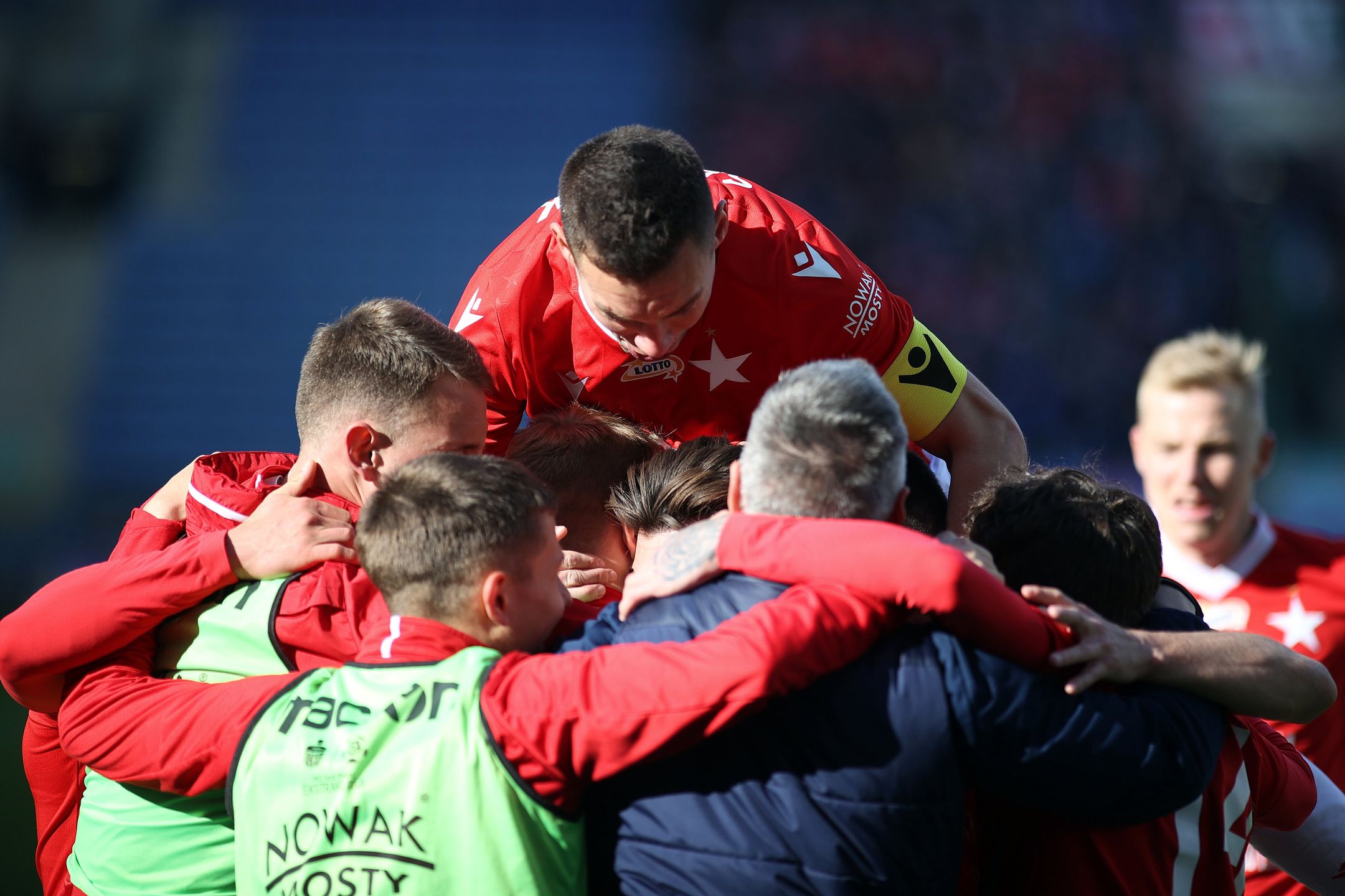 Kraków, 10.04.2022. Radość zawodników Wisły Kraków ze zdobytej bramki podczas meczu 28. kolejki piłkarskiej Ekstraklasy z Górnikiem Zabrze, 10 bm. (js) PAP/Łukasz Gągulski