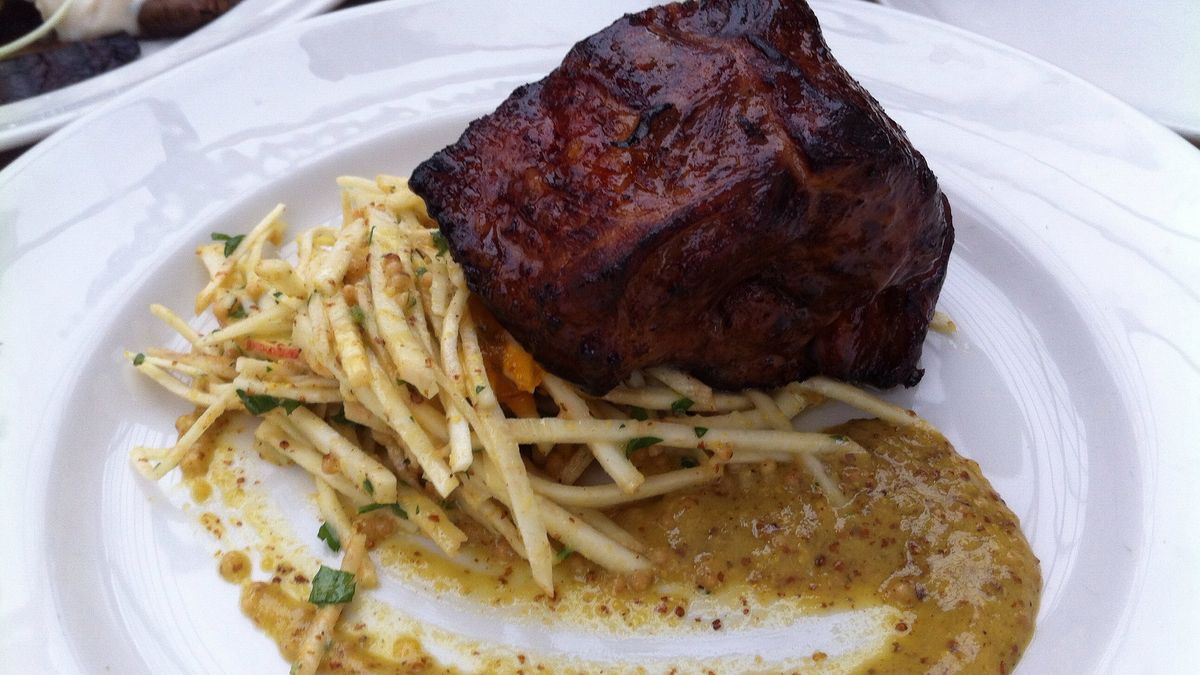 Pieczona łopatka wieprzowa bez kości (mięso i tłuszcz)