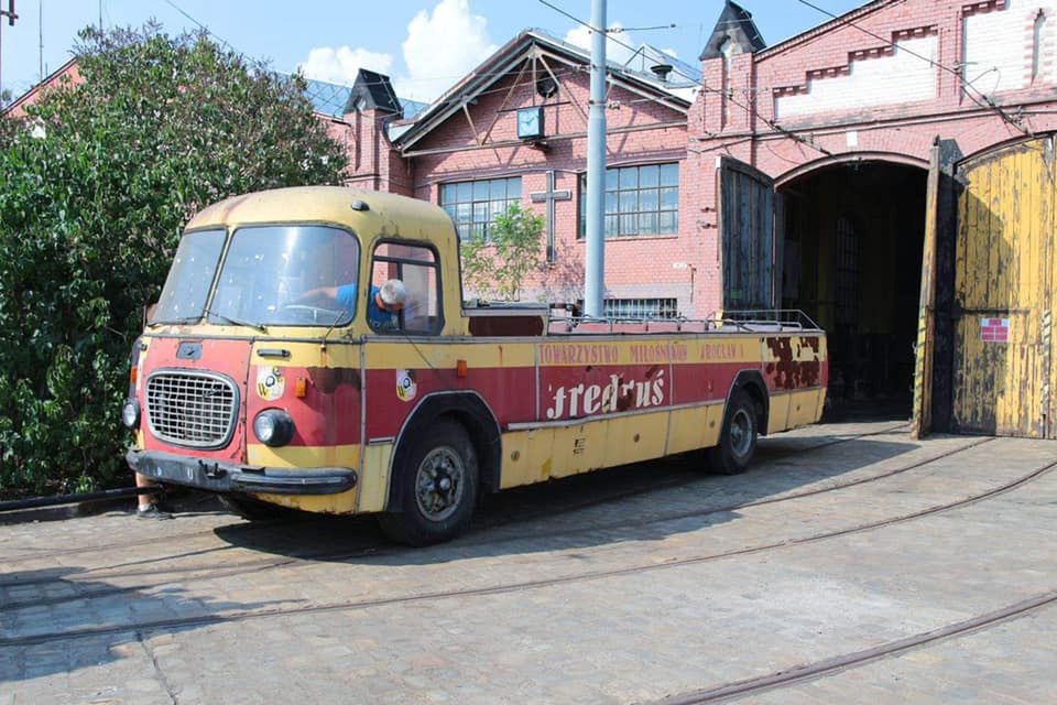 Wrocław. "Fredruś" doczekał się remontu. To jeden z nielicznych zachowanych autobusów-kabrioletów