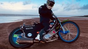 Motocyklem po plaży. Udowodnił, że może trenować wszędzie