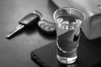 Pijany kierowca BMW uciekał przed policją. Wpadł do rowu
