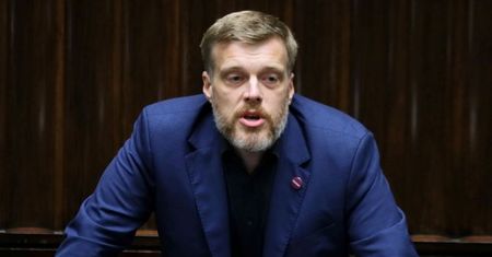 Adrian Zandberg ostro o przeciwnikach "Piątki dla zwierząt": "Protestują milionerzy i ich PACYNKI z brunatnych ław"
