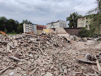 Wałbrzych: Duży budynek z Podgórza zmienił się w kupę gruzu. Ulica widmo już w połowie wyburzona