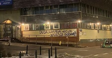 Skandal przed siedzią PiS. Obrażono Dudę, Kamińskiego i Wąsika