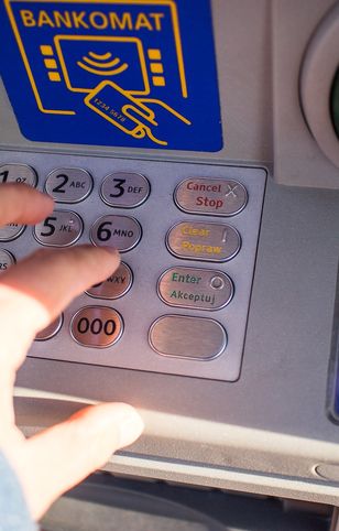 Oszustwo na BLIK. Wpadł, gdy wypłacał pieniądze z bankomatu
