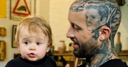 Wytatuowanemu tacie odmówiono pracy w roli asystenta nauczyciela z obawy, że da zły przykład dzieciom
