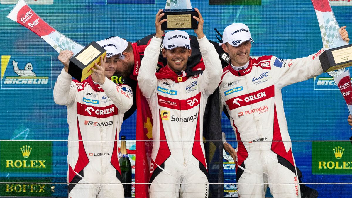 Zdjęcie okładkowe artykułu: Materiały prasowe / FIA WEC / Na zdjęciu: WRT na podium 6h Fuji, Robert Kubica ostatni z prawej