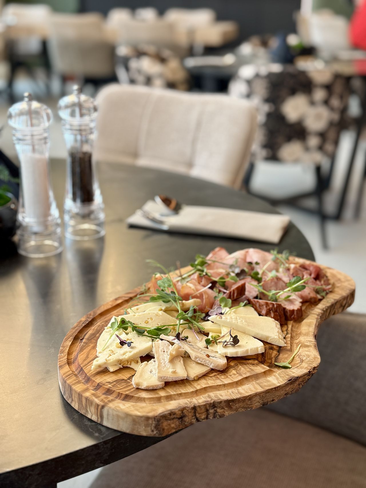 Deska lokalnych serów i wędlin