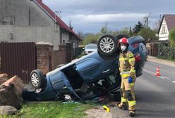 Oława. Zjechał z drogi i uderzył w słup. O krok od tragedii