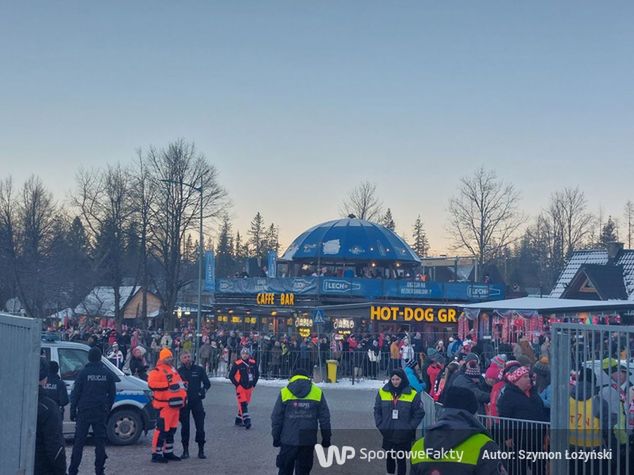 Kibice przed skocznią