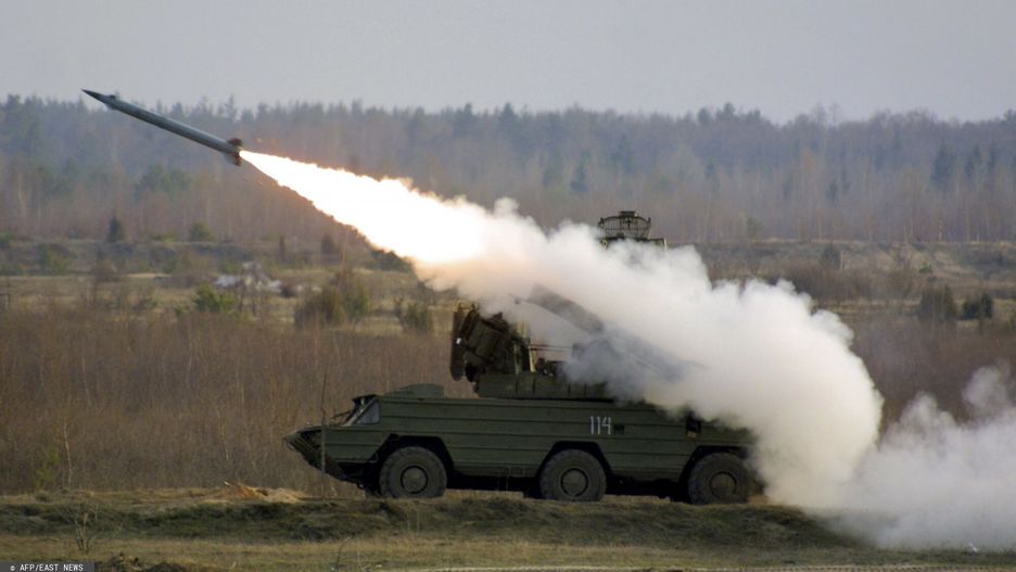 Rosja nie rozmie?ci rakiet Iskander na granicy z Polsk?(FILES)  File picture taken in July 2003 showing an "Osa" anti-aircraft missile battery complex near Belarus's  village of Volka some 220 km west of Minsk.  Russia could counter a planned US anti-missile defence system in central Europe by deploying missiles in neighbouring ally Belarus, a senior Russian general said Wednesday. Belarus, a close ally of Russia which borders Poland, said earlier  14 November 2007 that it was purchasing Russia's Iskander-E conventional missile system by 2020, which is designed to destroy air defences, but has a range of just 280 kilometres (174 miles).  AFP PHOTO /  VIKTOR DRACHEV/FILESVIKTOR DRACHEV