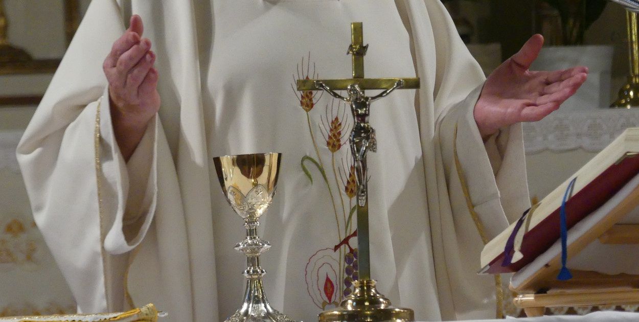 To temat, który dzieli Polaków. Ilu przyjmie księdza po kolędzie?