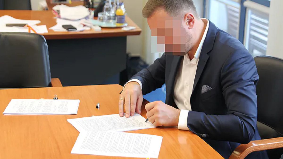 Artur W. utrzymuje, że nie przyjął łapówki.