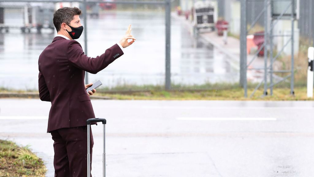 Robert Lewandowski czeka na transport na lotnisku w Monachium