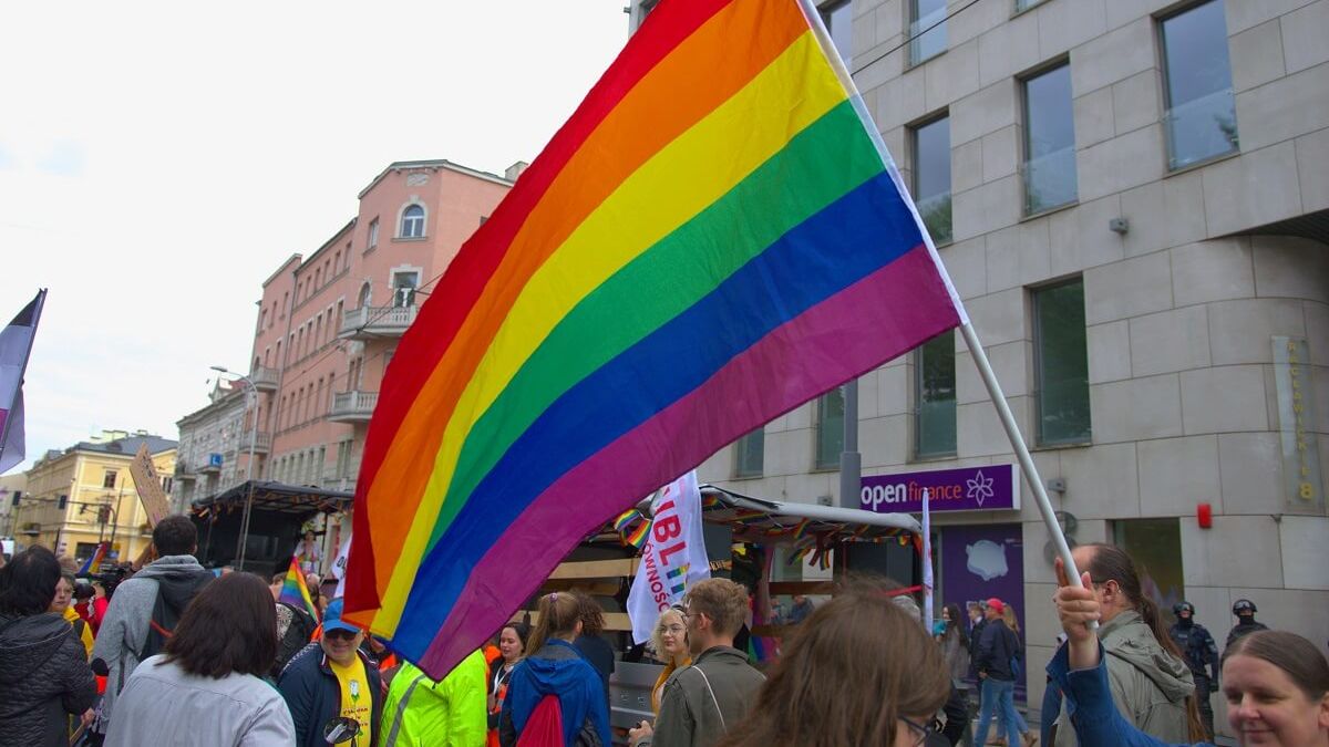 Flaga w tęcze na Marszu Równości w Lublinie