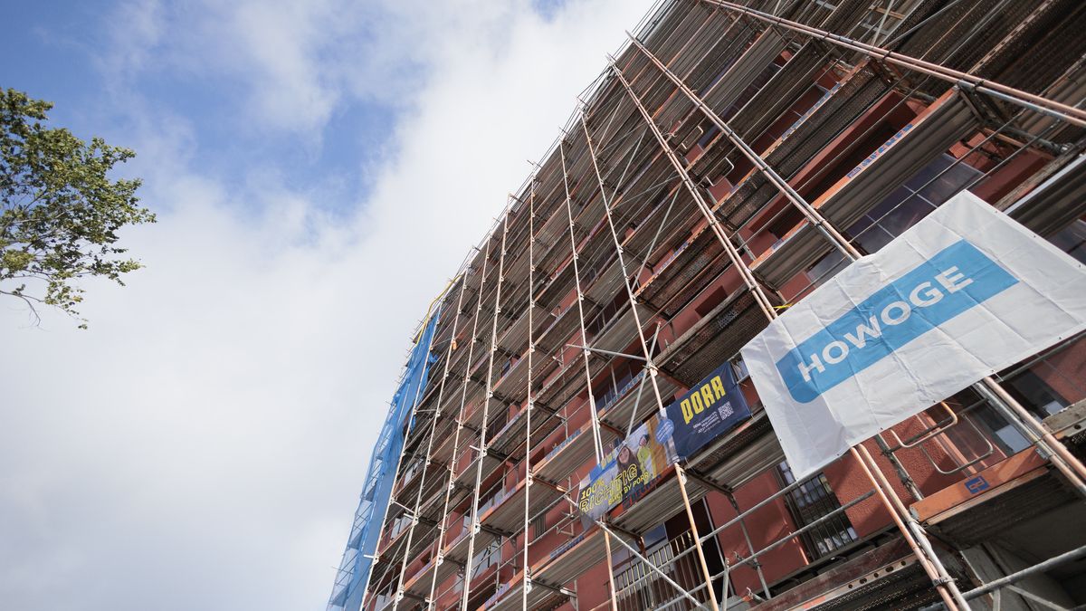 BERLIN, GERMANY - SEPTEMBER 13: Construction site of a public housing project run by Howogo, one of several real estate companies owned by the city, during a tour of residential construction sites on September 13, 2013 in Berlin, Germany. Berlin, whose population has grown dramatically in the last decade, is experiencing a housing shortage and skyrocketing residential property prices. City authorities are under pressure to push ahead with the construction of publicly financed, affordable housing. (Photo by Carsten Koall/Getty Images)