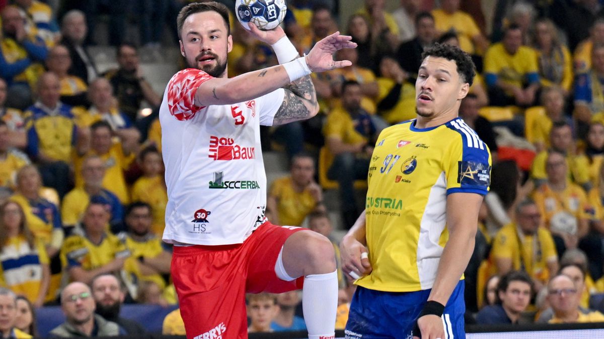 PAP / Piotr Polak  / Zawodnik Industrii Kielce Theo Monar (P) i Ionut Nistor Ionita (L) z C.S. Dinamo Bukareszt podczas meczu grupy B Ligi Mistrzów piłkarzy ręcznych