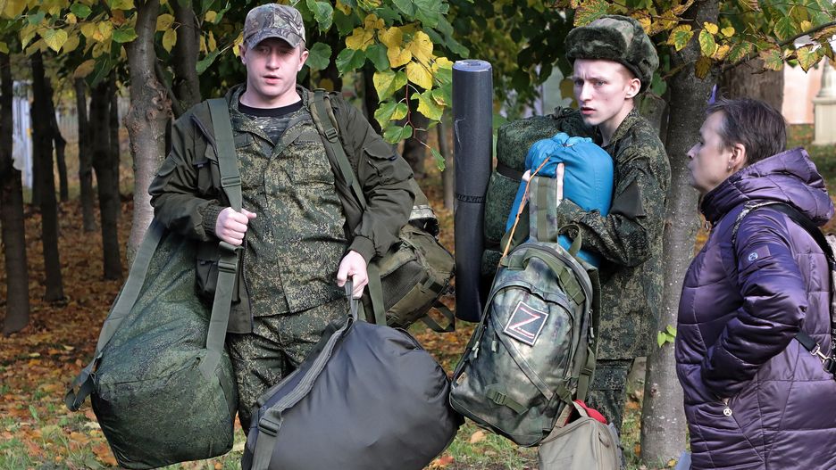 Od kilkunastu dni w Rosji trwa intensywna mobilizacja. Często powoływani są mężczyźni mający problem z alkoholem i narkotykami. EPA/MAXIM SHIPENKOV Dostawca: PAP/EPA.MAXIM SHIPENKOV