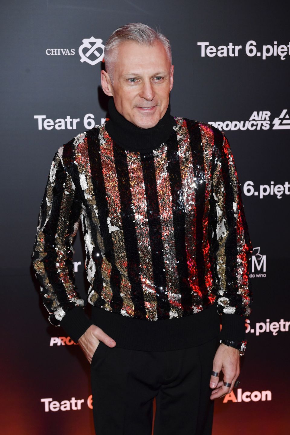 Robert Kozyra w cekinowym pulowerze 
