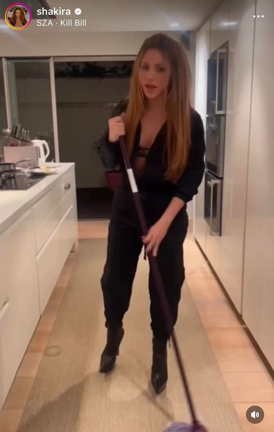 Shakira mopuje podłogę w kuchni, śpiewając WYMOWNĄ piosenkę