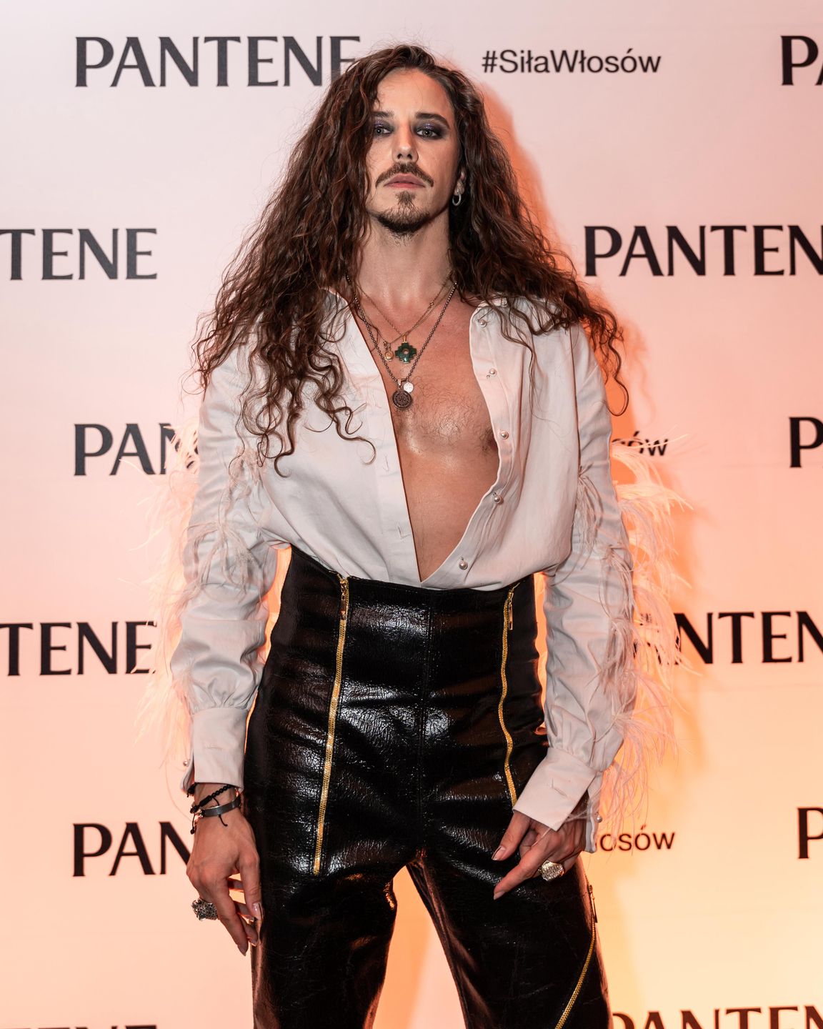 "Ozłocony" Michał Szpak WYWIJA CZUPRYNĄ promując znany szampon