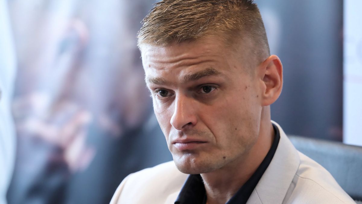 ***ZDJĘCIE ARCHIWALNE*** Na zdjęciu archiwalnym z dnia 11.09.2018. Tomasz Komenda. Tomasz Komenda zmarł w wieku 46 lat. W 2018 r. wyszedł na wolność z więzienia, w którym spędził 18 lat po niesłusznym skazaniu na karę 25 lat pozbawienia wolności za zgwałcenie i zabójstwo 15-letniej dziewczyny. (jm) PAP/Paweł Supernak ***Zdjęcie do depeszy PAP pt. Zmarł Tomasz Komenda; miał 46 lat***