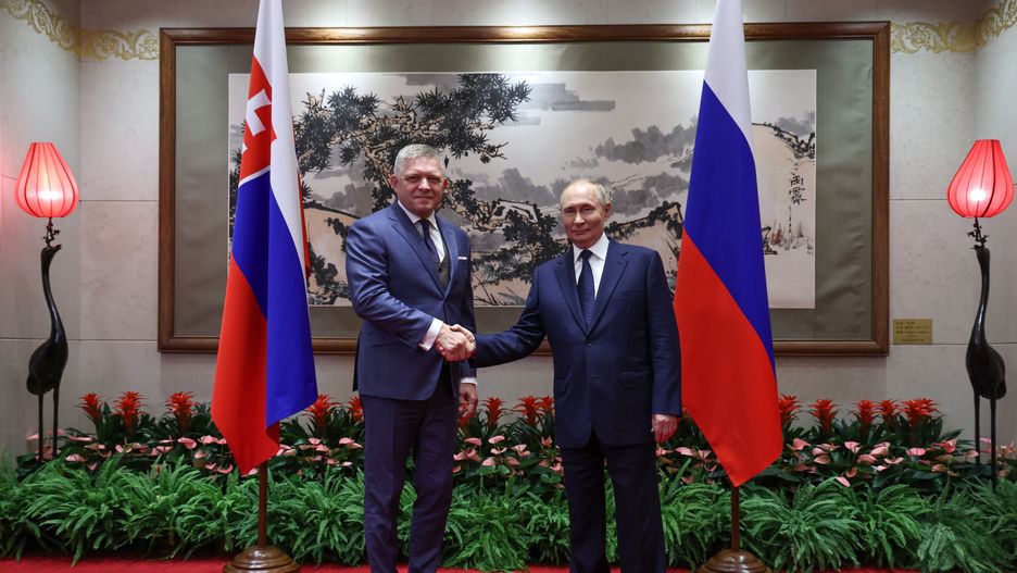 Slovak Prime Minister Robert Fico (L) and Russian President Vladimir Putin pose for photos before a meeting at Diaoyutai State Guesthouse in Beijing, China, 02 September 2025. EPA/ALEXANDER KAZAKOV / SPUTNIK / KREMLIN POOL MANDATORY CREDIT Dostawca: PAP/EPA.