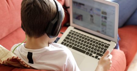 Jego syn dostał laptopa od rządu. Nie mógł uwierzyć w to, co zobaczył