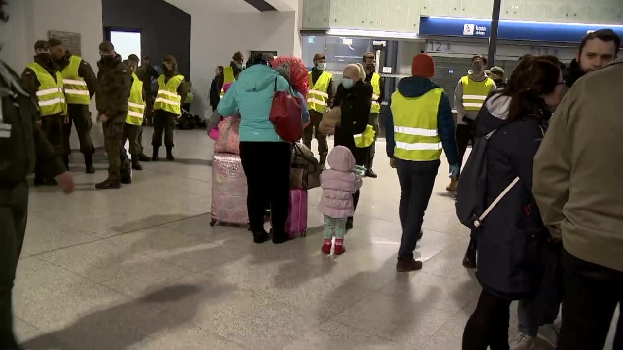 “Ludzie są u was przyjacielscy, gościnni. Bardzo wam dziękujemy”. Tysiące uchodźców wciąż przybywa do Polski