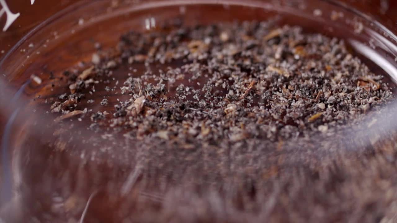 Ostropest plamisty. Nie tylko zdobi ogródek, ale także wspomaga nasze zdrowie.