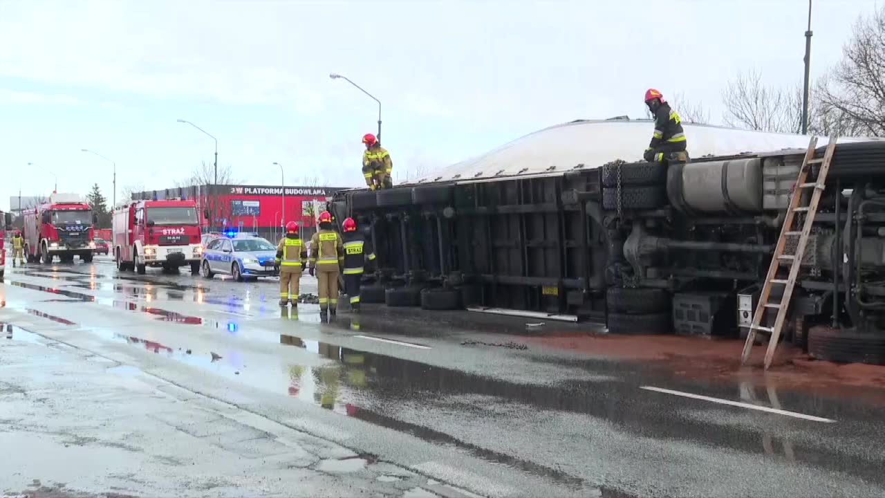 Załamanie pogody i zimowa burza w Warszawie. Strażacy interweniowali ponad sto razy.