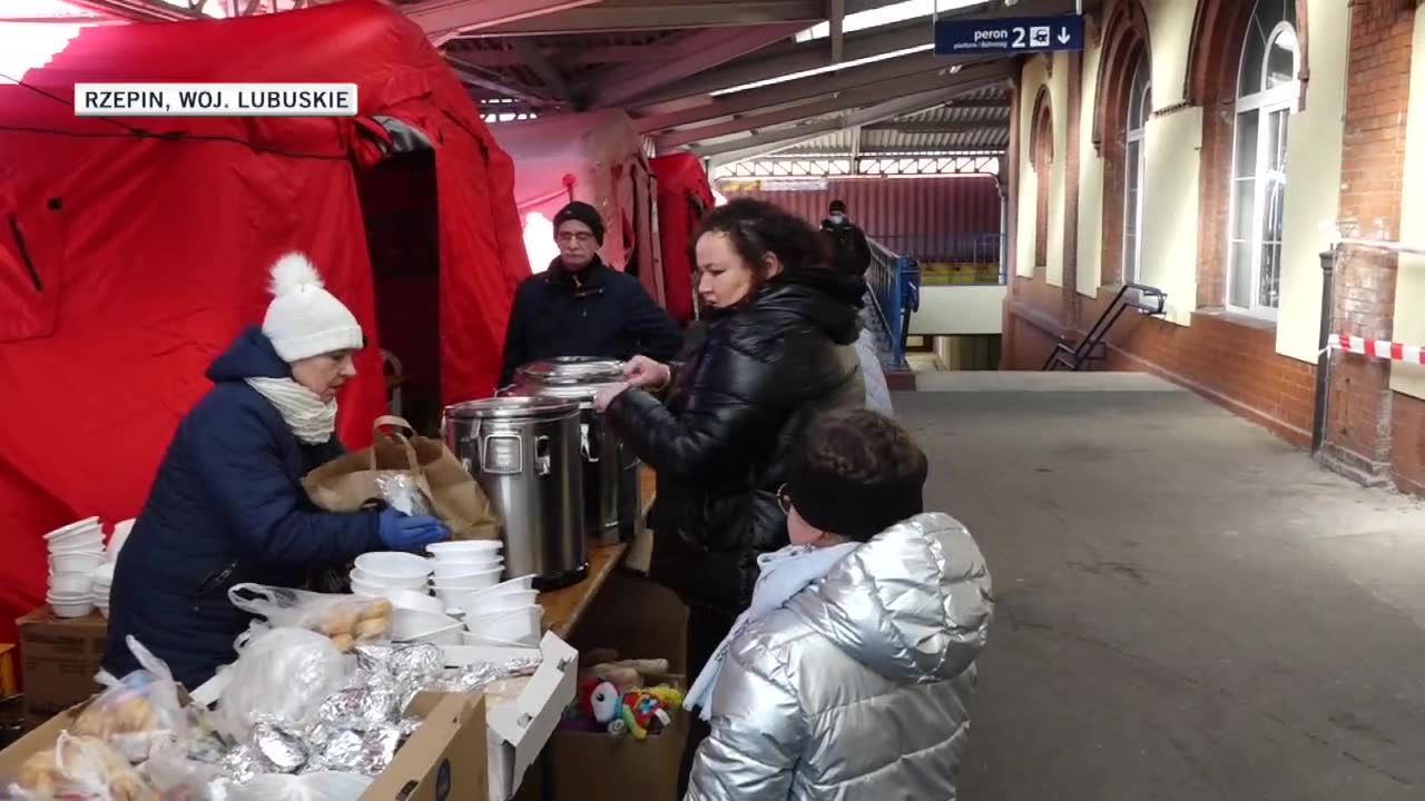 Pomoc dla uchodźców z Ukrainy potrzebna jest również na zachodniej granicy. W Rzepinie czeka na nich gorąca zupa