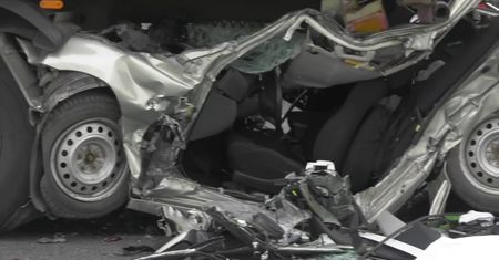 Auto zmiażdżone pomiędzy ciężarówkami, kierowca przeżył.