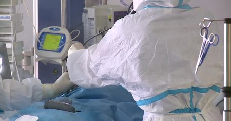 Czwarta fala przyśpiesza. Najmniej zaszczepionych wśród młodzieży.