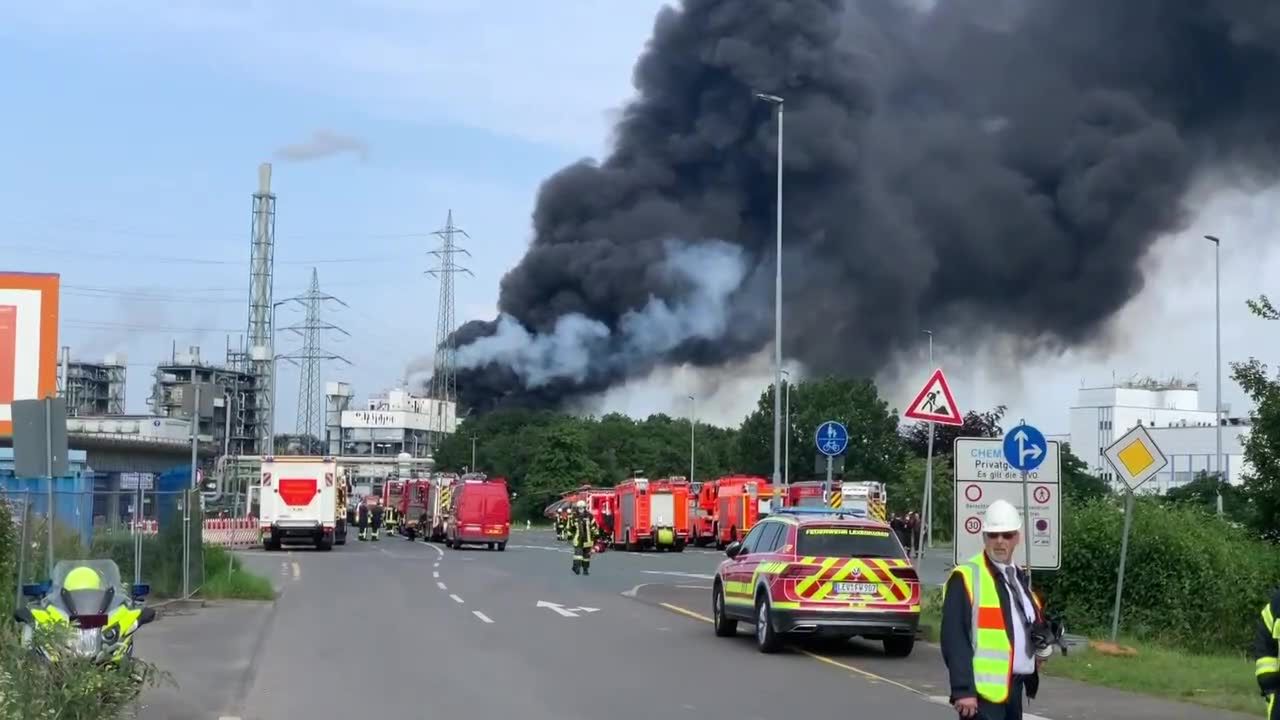 Eksplozja w zachodnich Niemczech. Kłęby dymu nad fabryką chemikaliów.