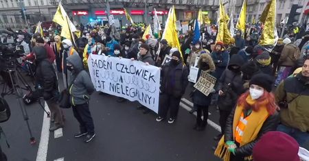 “Żaden człowiek nie jest nielegalny”. Protest na ulicach Warszawy.