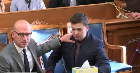 Kyle Rittenhouse uniewinniony. Ława przysięgłych uznała, że zastrzelił dwie osoby w samoobronie.