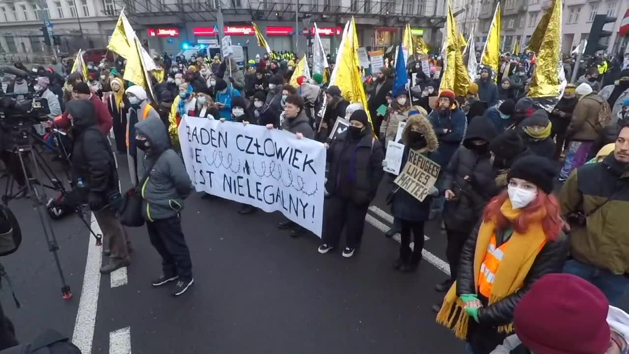 “Żaden człowiek nie jest nielegalny”. Protest na ulicach Warszawy.