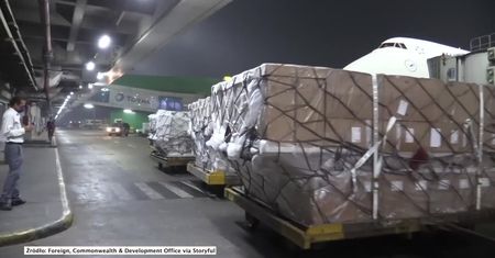 Brytyjski transport produktów medycznych dotarł do Indii.