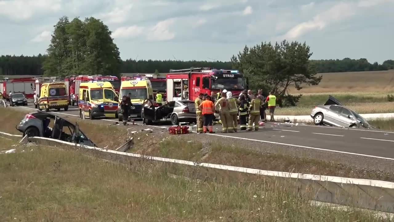 Zderzenie trzech aut na Pomorzu. Dziewięć osób, w tym czworo dzieci, rannych