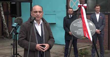 Przed warsztatem, gdzie pracował Lech Wałęsa, odsłonięto tablicę pamiątkową.