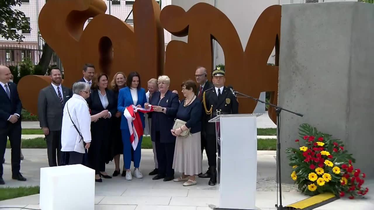 W Warszawie odsłonięto pomnik “Solidarności”. W uroczystości wzięła udział S. Cichanouska.