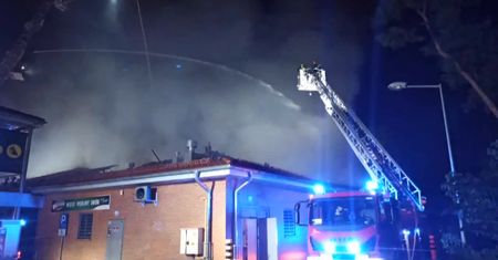 Nocny pożar marketu w Wawrze. Dach zapadł się do środka.