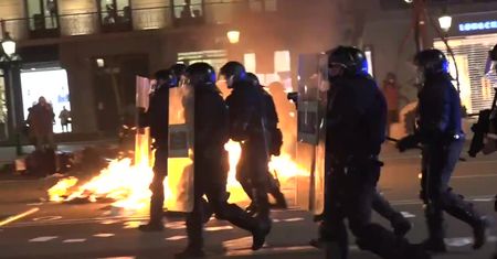 Protesty, płomienie i starcia z policją na ulicach katalońskich miast