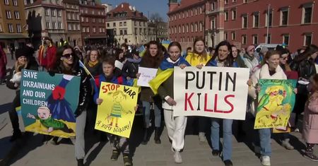 “Musimy pokazać, że Putin jest mordercą dzieci”. Demonstracja ukraińskich matek w Warszawie