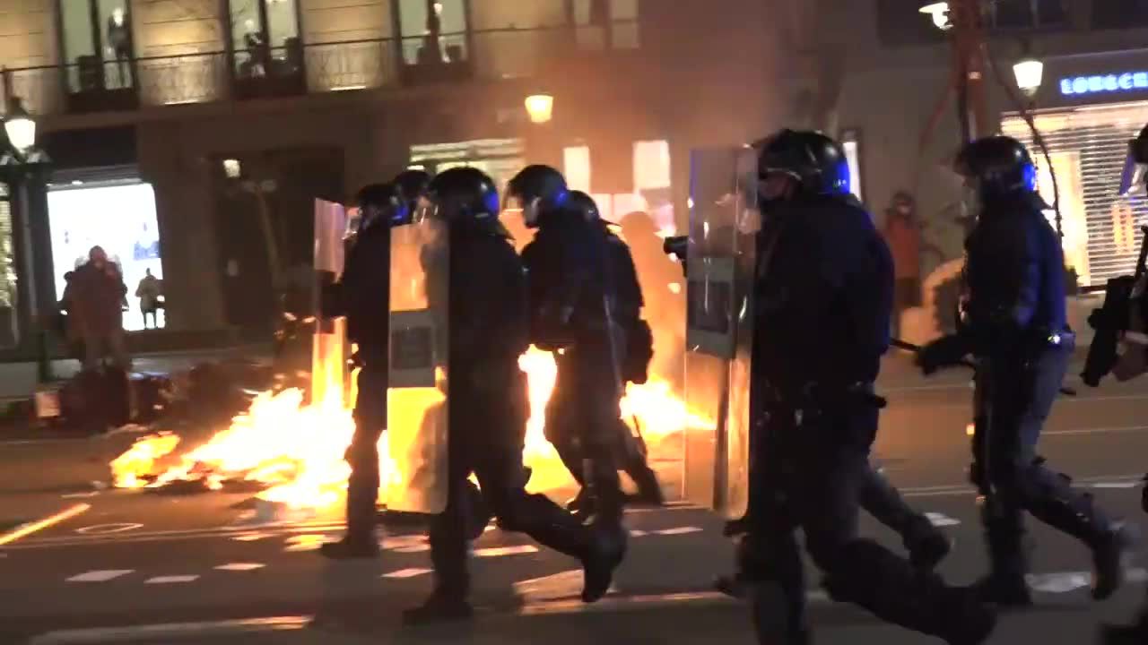 Protesty, płomienie i starcia z policją na ulicach katalońskich miast