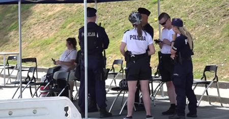Antyszczepionkowcy otoczyli mobilny punkt szczepień w Gdyni. Medycy wezwali policję, będzie 15 wniosków do sądu