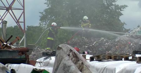Pożar składowiska odpadów w miejscowości Nowe Miszewo pod Płockiem. Nie było poszkodowanych